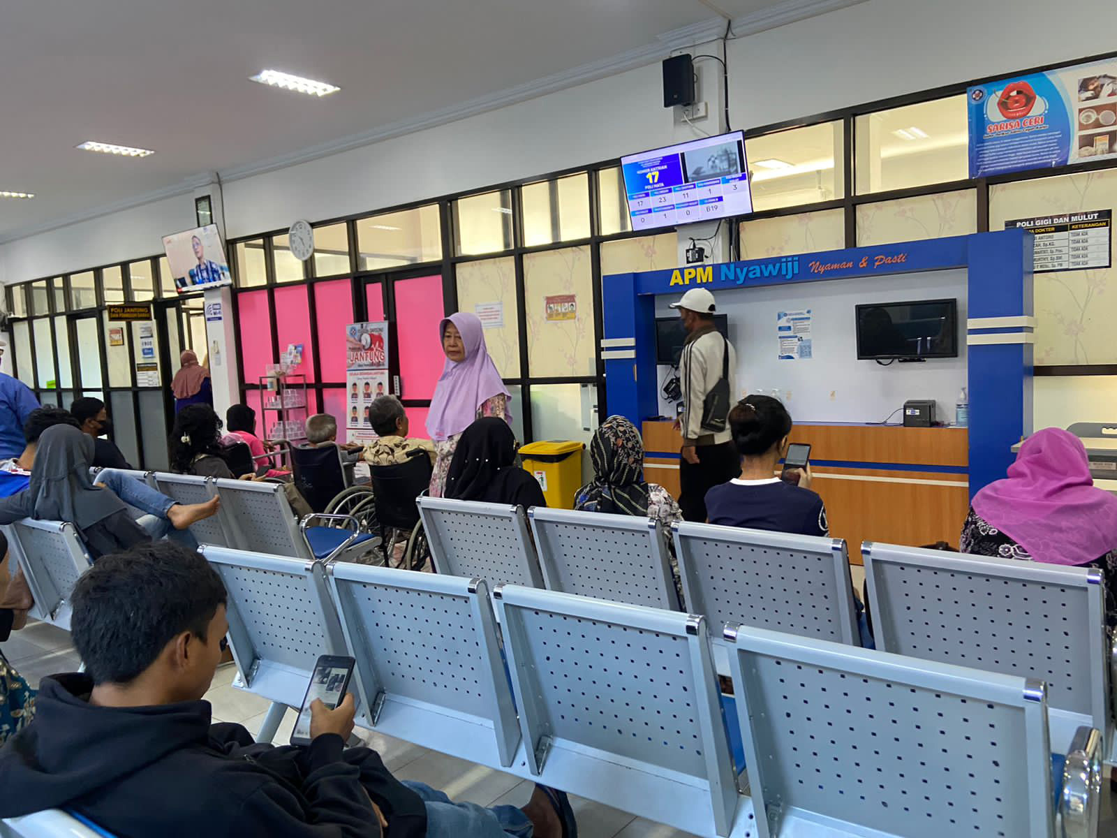 MENINGKAT: Ruang pelayanan RSUD dr Darsono Pacitan tidak pernah sepi pasien sejak beberapa hari terakhir.&nbsp;(NUR CAHYONO/RADAR MADIUN)