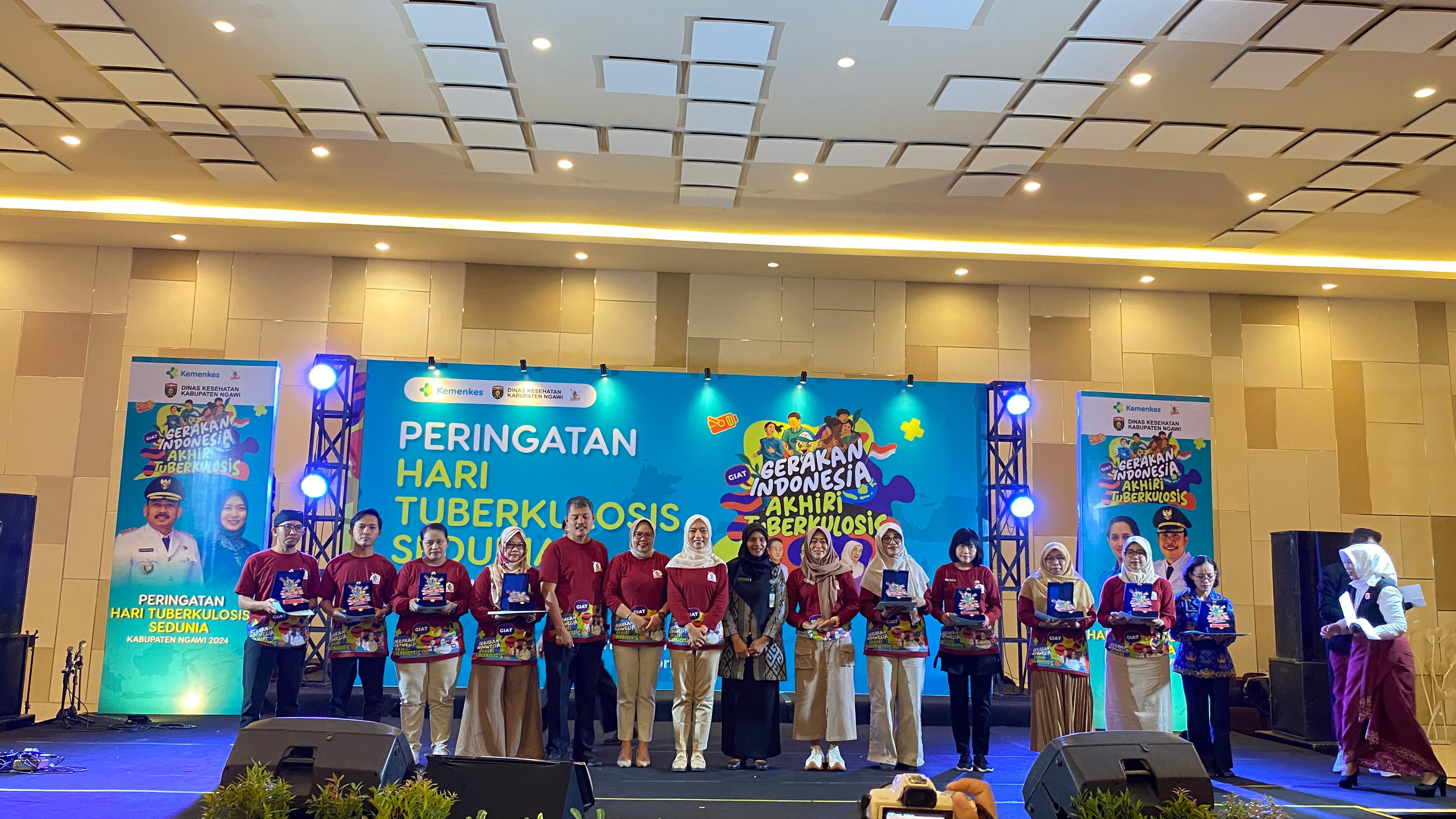 BERSAMA AKHIRI TBC: Ketua TP PKK Kabupaten Ngawi Ana Mursyida berfoto bersama para pihak pendukung program penanggulangan TBC. (MUHAMMAD VIA PRATAMA FOR RADAR NGAWI)