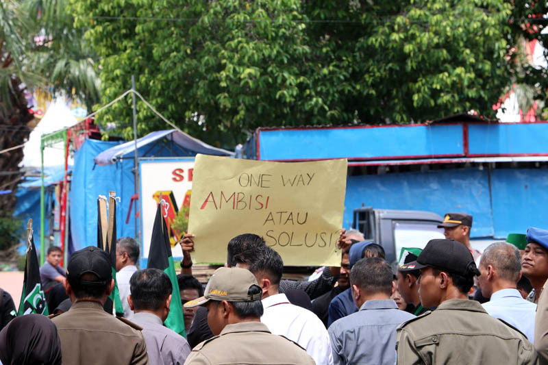 DEMONSTRASI: Mahasiswa HMI menggelar unjuk rasa di depan Gedung DPRD dan Kantor Bupati Ponorogo menuntut pembatalan&nbsp;kebijakan satu arah.&nbsp; &nbsp;