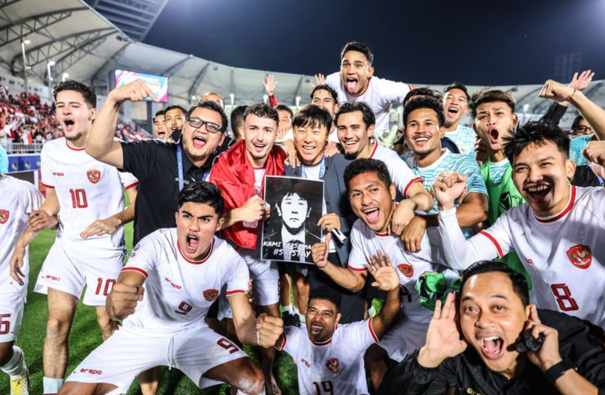 SELEBRASI: Para pemain Timnas Indonesia U-23 selebrasi bersama pelatih Shin Tae-yong, usai menang di perempat final. (AFC)