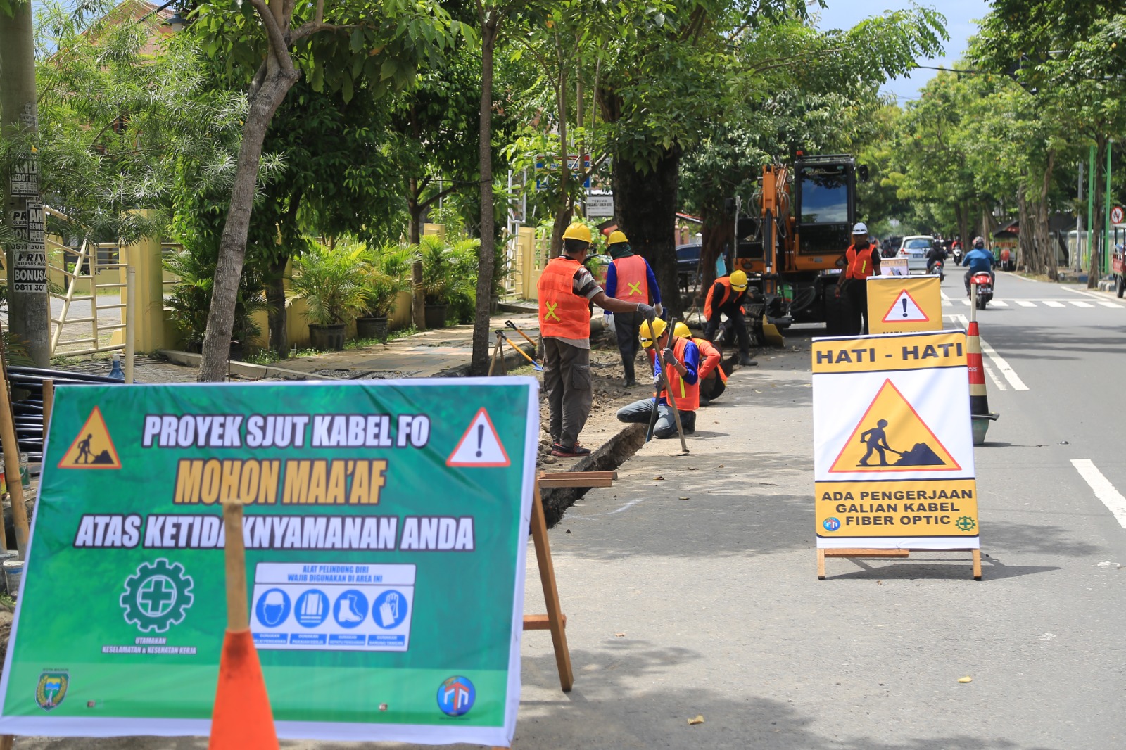 SATU DI INDONESIA: Penggalian aspal dengan alat berat trencher untuk wadah instalasi kabel sistem ducting di Jalan Slamet Riyadi awal tahun lalu. (DOK RADAR MADIUN)  &nbsp;