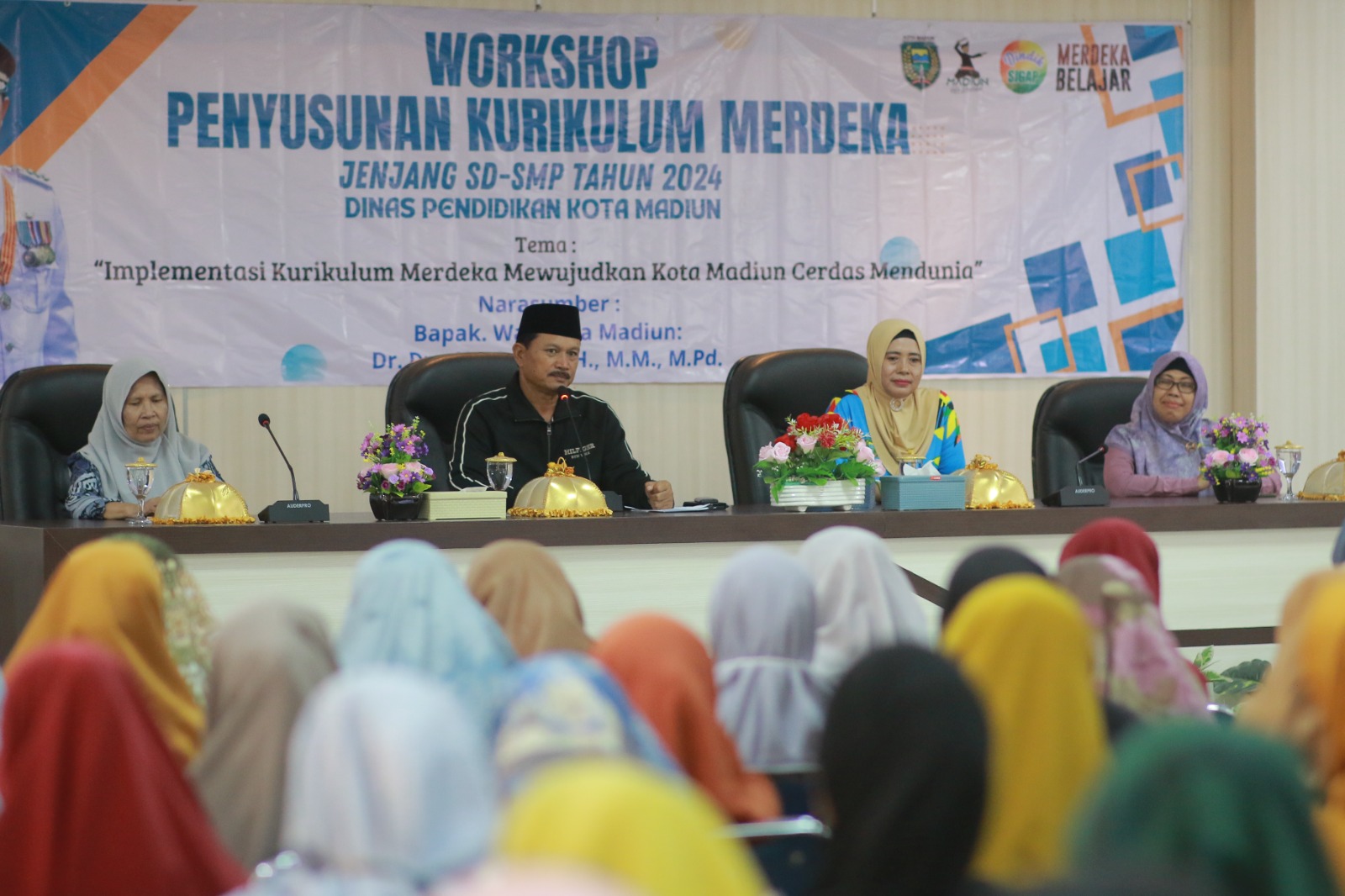 MAJU MENDUNIA: Wali kota Maidi saat memberikan arahan tentang penyusunan program kurikulum merdeka untuk jenjang SD-SMP di kantor Dindik Kota Madiun kemarin (26/4). (BAGAS BIMANTARA/RADAR MADIUN)