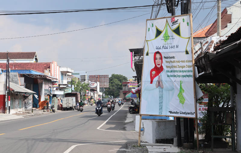 MEJENG: Baliho ucapan Selamat Idul Fitri bergambar Lisdyarita di tepi jalan-jalan protokol dan desa di Ponorogo.
