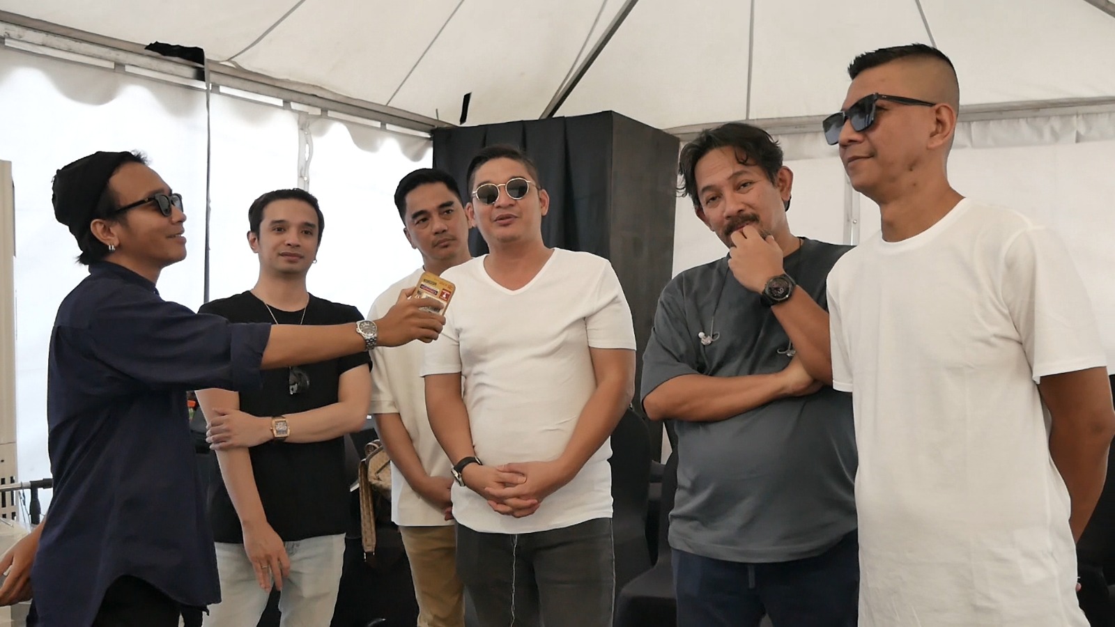 BACK STAGE: Para personel Ungu saat diwawancarai Jawa Pos TV Madiun, Sabtu (27/4). (TEGAR RUKMANA/RADAR MADIUN)