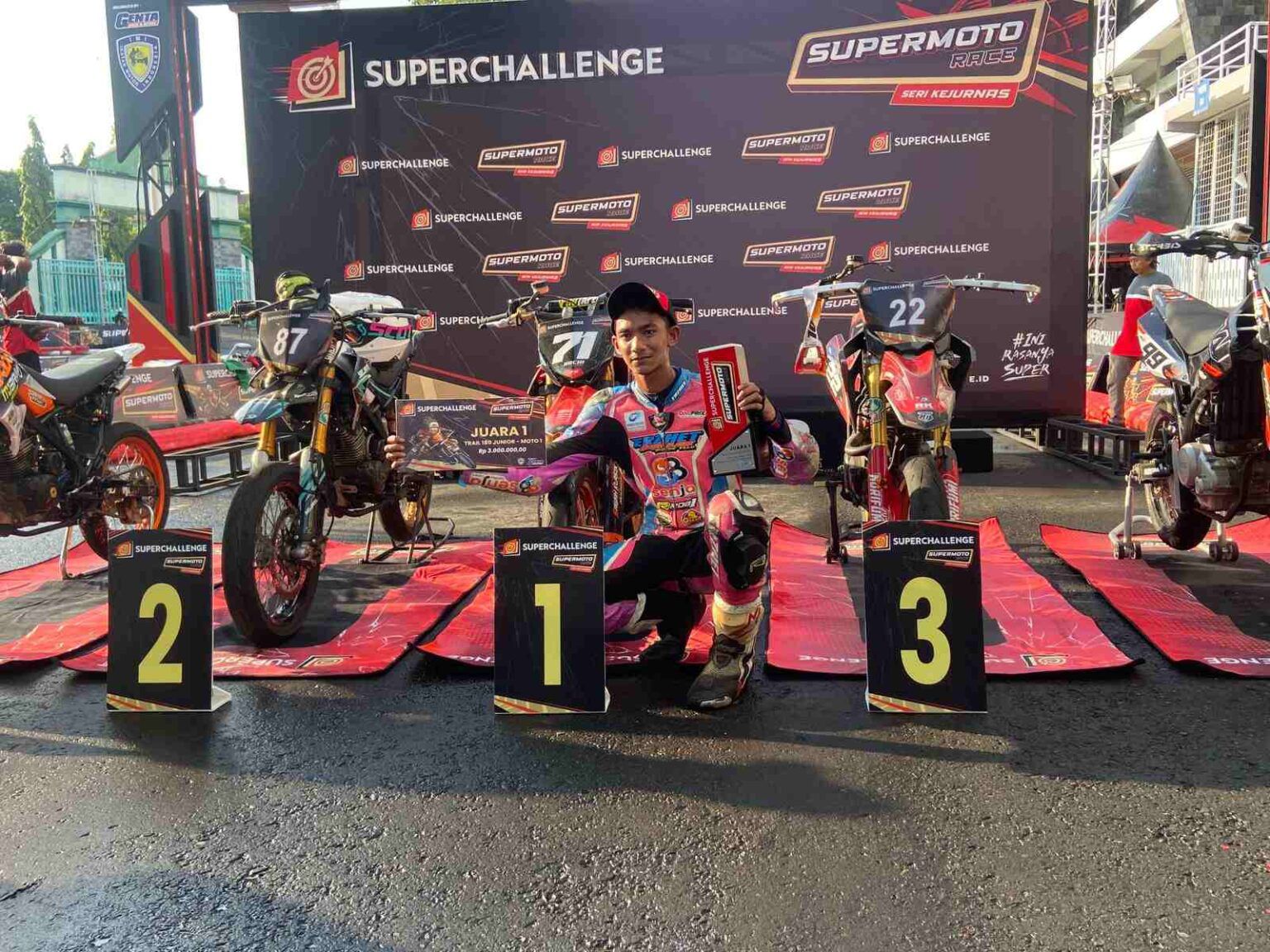 MEMBANGGAKAN: Pembalap muda Archie Althaf Didan Ramiro berhasil menjuarai Kejurnas Supermoto di kelas 180 cc Junior, Sabtu (27/4).&nbsp;(ISTIMEWA)