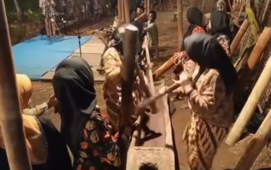 TURUN-TEMURUN: Warga Desa Sukoharjo, Pacitan, nggelar tradisi entas-entas. (NUR CAHYONO/RADAR MADIUN)