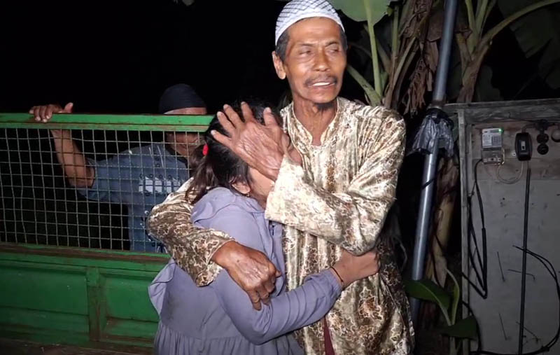 HISTERIS: Anggota keluarga menangis setelah mengetahui Ramelan ditemukan meninggal di sawahnya, Sabtu malam.