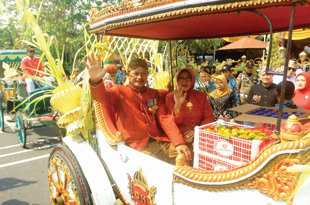 PAMIT: Wali Kota Madiun Maidi saat diarak dalam prosesi Kirab Budaya, Minggu (28/4). (BAGAS BIMANTARA/RADAR MADIUN)