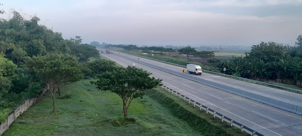COBA DISUDA: Angka laka lantas neng tol Solo-Ngawi mundhak sithik. (ASEP SYAEFUL BACHRI/RADAR MADIUN)