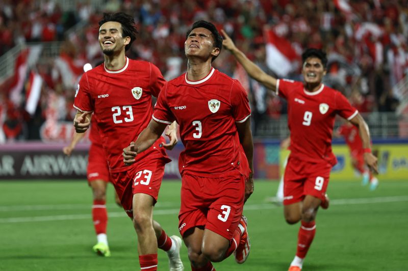 GARUDA: Ferrari dan para pemain Indonesia ketika menghadapi Uzbekistan, Senin 29 April 2024.