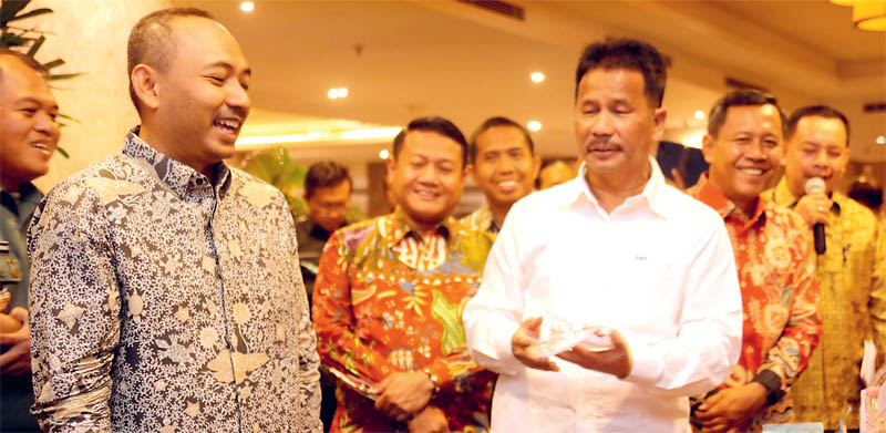 SALING TUKAR POTENSI : Bupati Ngawi Ony Anwar Harsono dan Walikota Batam Muhammad Rudi mengobrol gayeng terkait potensi antar daerah.