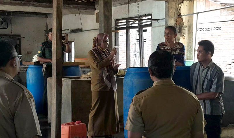 BIKIN RESAH WARGA: Petugas memberi penjelasan kepada pemilik pabrik tahu di Desa Kedungputri, Paron, Senin (29/4).