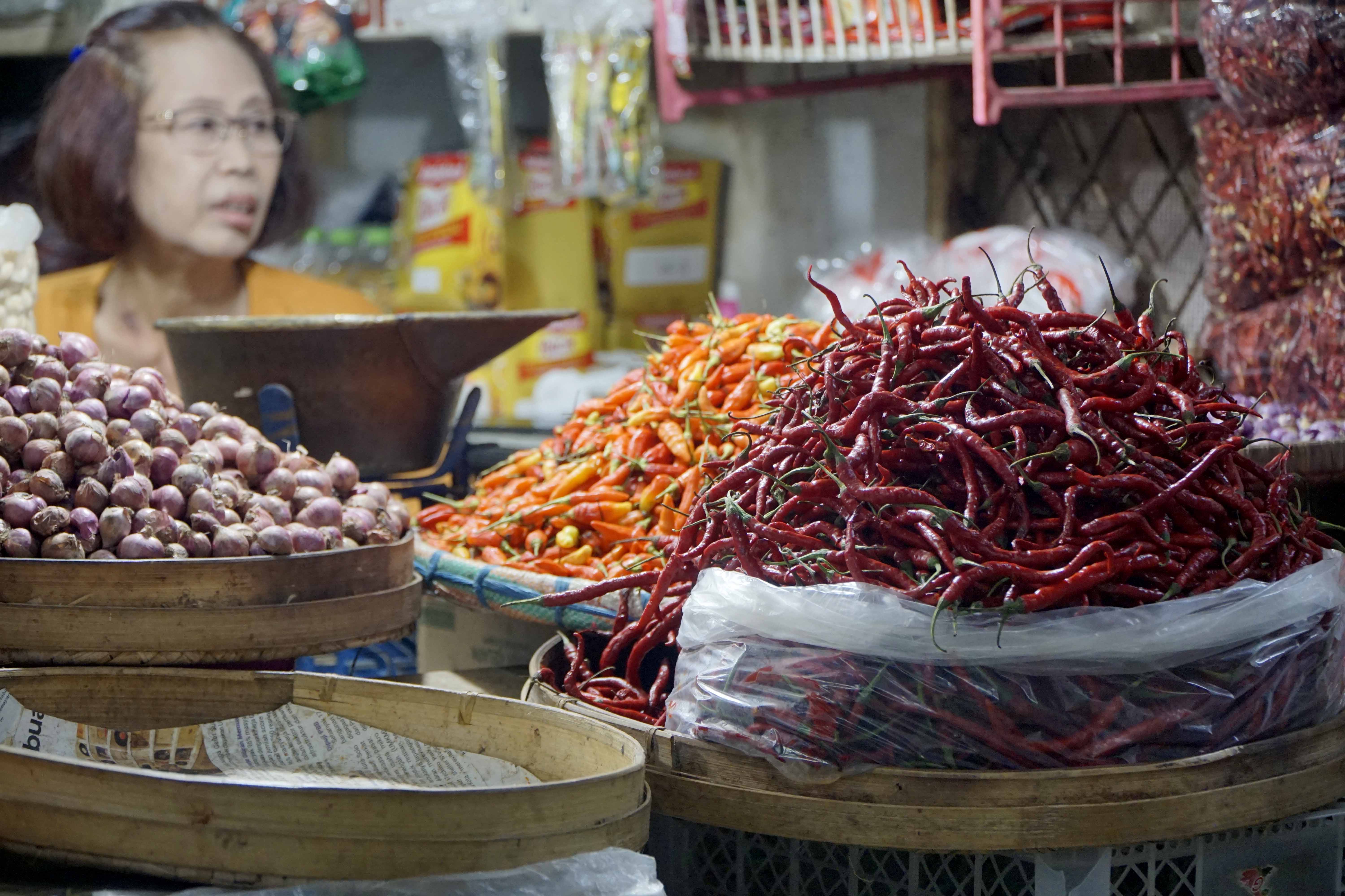 AKTIVITAS PASAR: Harga sejumlah kebutuhan di Pasar Besar Madiun (PBM) mengalami kenaikan.&nbsp;(OKTA NUR/RADAR MADIUN)