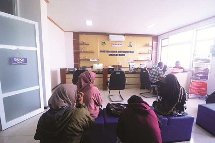 PENCARI KERJA: Warga golek kertu kuning neng stan Disnakerin MPP Kabupaten Madiun. (R. BAGUS RAHADI/RADAR MADIUN)