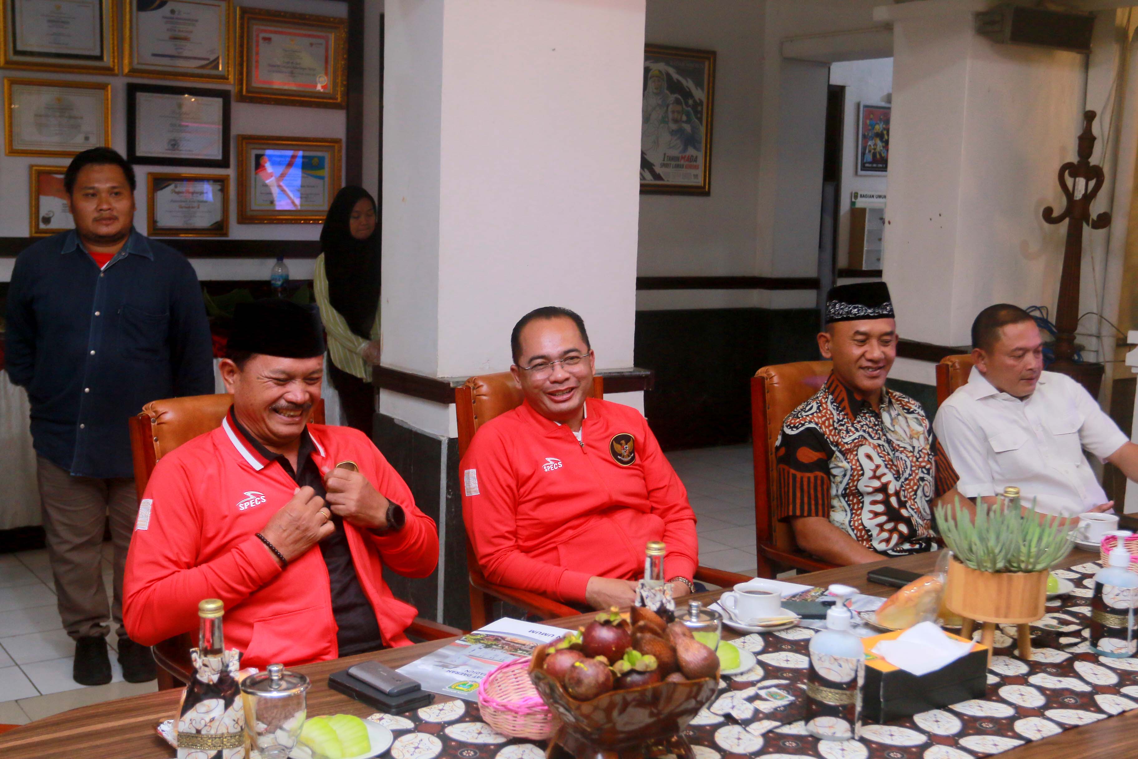 AKRAB: Pj Wali Kota Madiun Eddy Supriyanto (tengah) bersama dengan Maidi saat nonton bareng pertandingan Timnas Indonesia, Senin (30/4) malam.&nbsp;(BAGAS BIMANTARA/RADAR MADIUN)