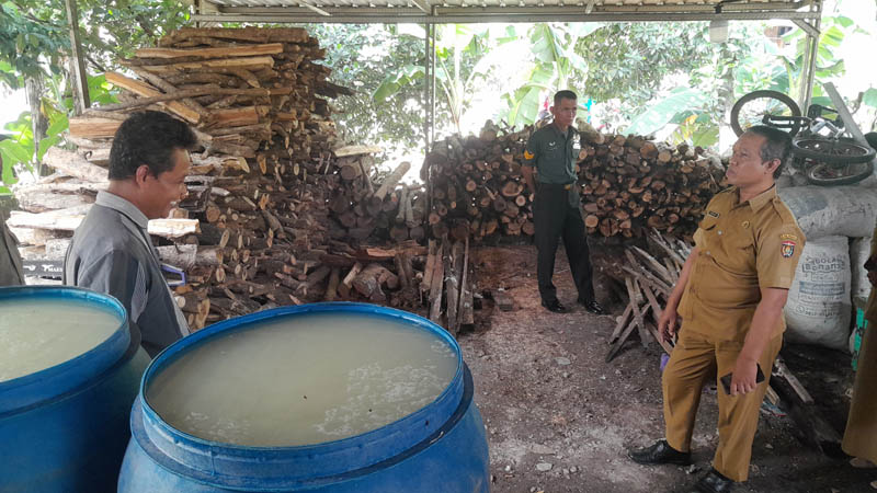 KARENA WARGA RESAH: Petugas mendatangi pabrik tahu di Desa Kedungputri, Paron, pada Senin (29/4) lalu.