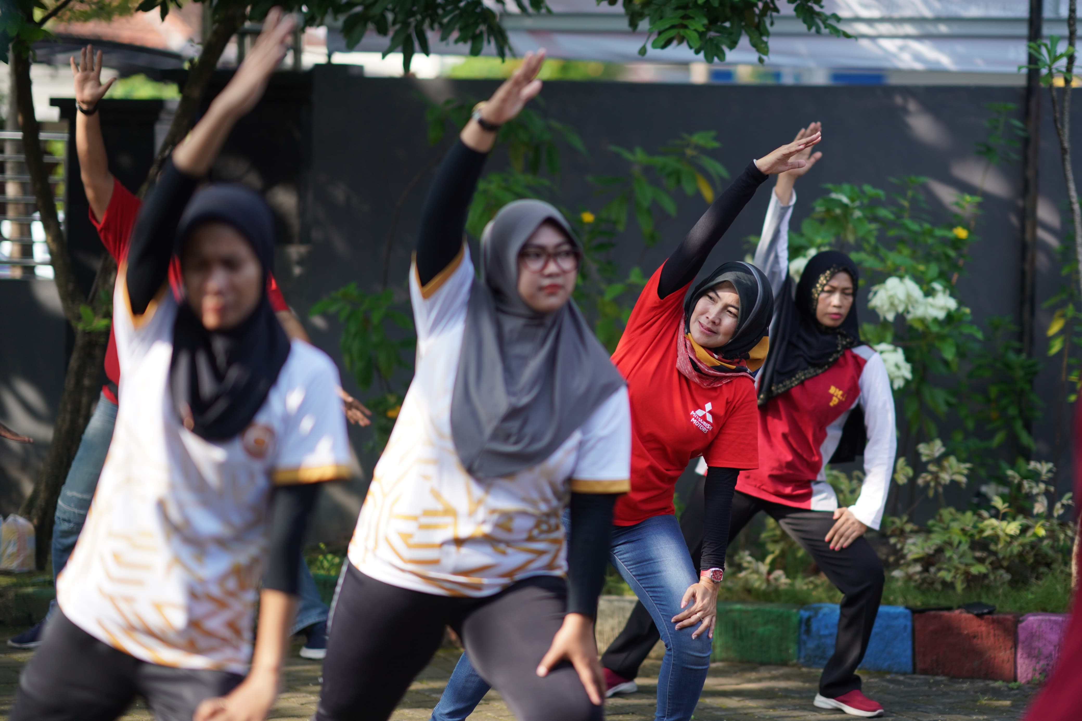 TANPA DEMO: Sejumlah buruh dan pegawai disnaker-KUM menggelar senam sehat bersama dalam peringatan May Day 2024 kemarin (1/5).&nbsp;(DISKOMINFO KOTA MADIUN)