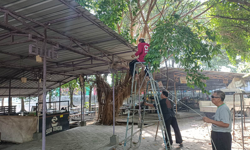 ANGKAT KAKI: PKL Sor Jati barat Stadion Batoro Katong membongkar mandiri lapak dan memboyong dagangan ke lokasi baru di taman kota, Rabu kemarin (1/5).