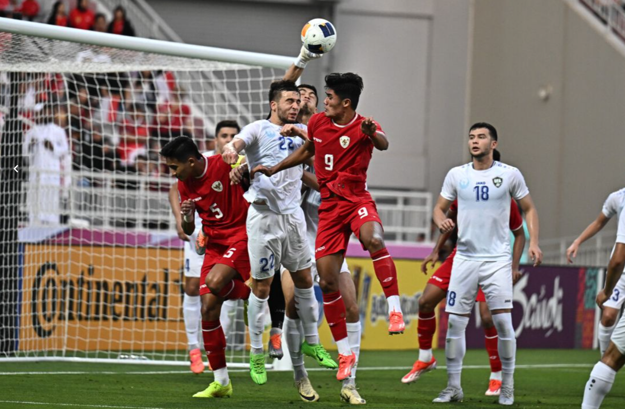 SENGIT: Pemain Indonesia berebut bola dengan pemain Uzbekistan di semifinal Piala Asia U-23 2024, Senin 929/4) lalu. (AFC)
