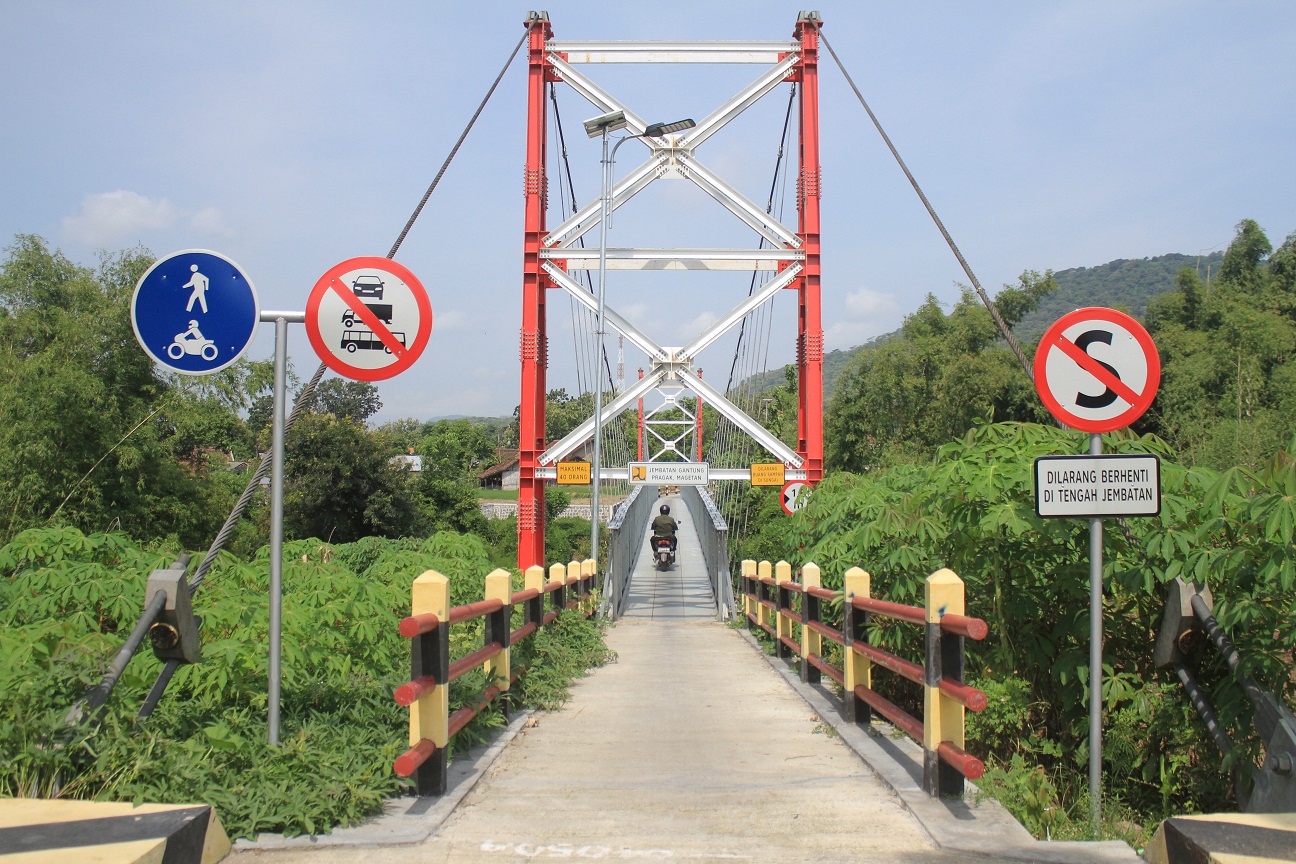 WIS DIBUKAK: Jembatan Gantung Pragak-Mategal, Parang, Magetan, bisa diliwati meneh. (AJI PUTRA/RADAR MADIUN)