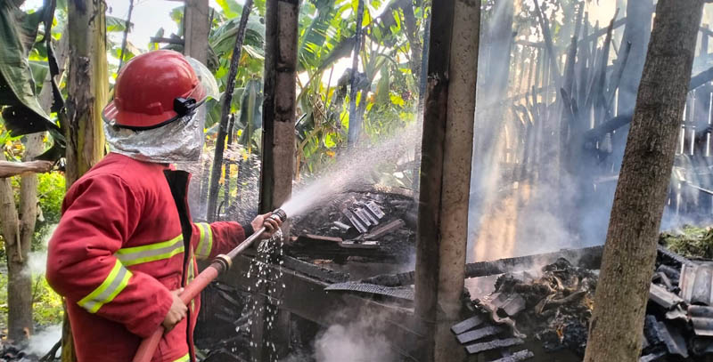 TINGGAL ARANG: Kandang kambing milik Djais di Desa Campurejo, Sambit terbakar pukul 06.15 WIB, Rabu (1/5).