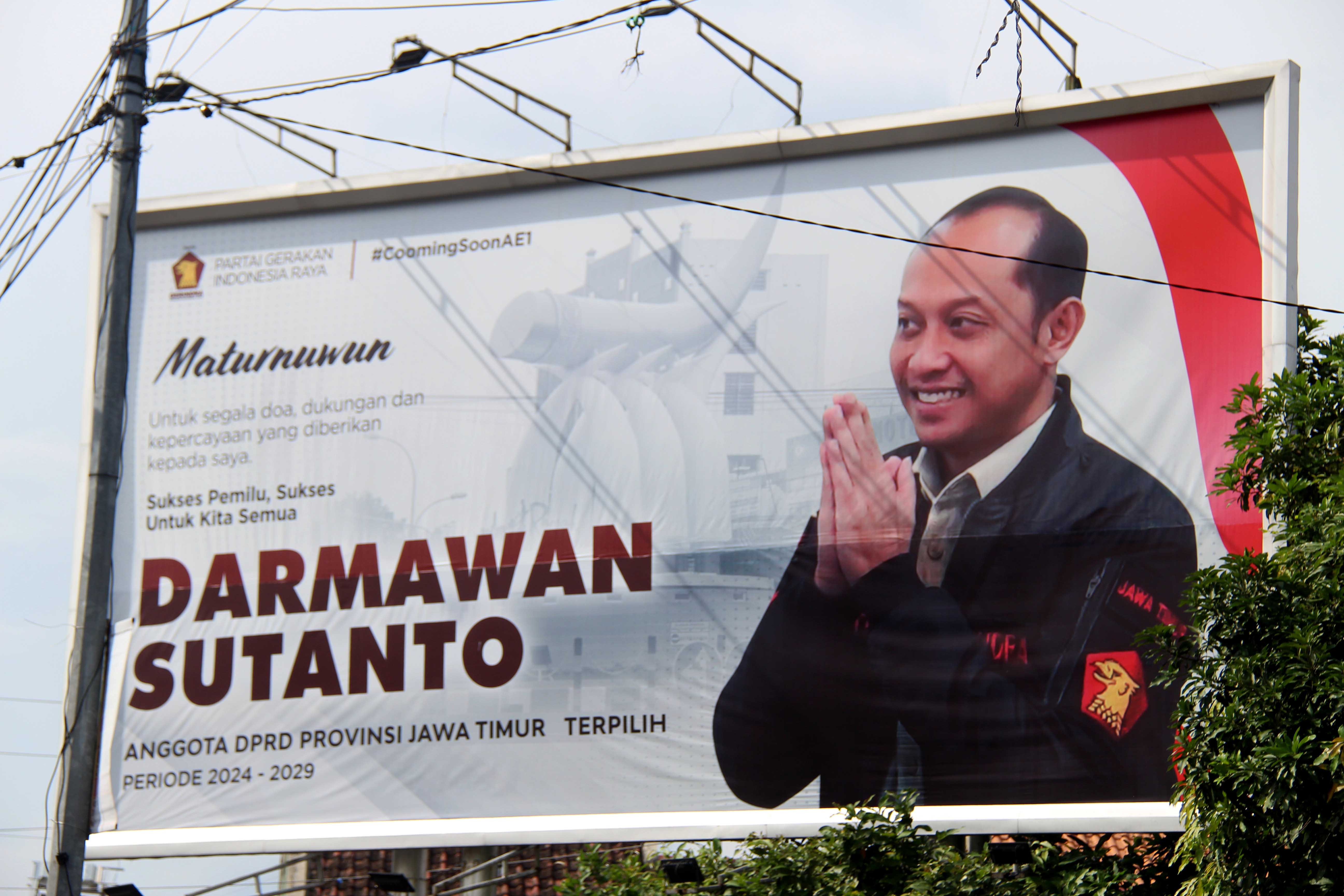 DINAMIKA POLITIK: Penampakan baliho Maturnuwun bergambar Darmawan Sutanto di perempatan Tiara, Ngawi.