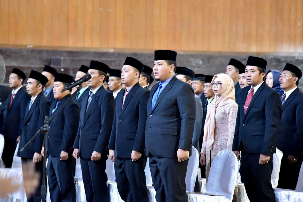 BADAN AD HOC: Pelantikan PPK se-Kabupaten Pacitan dalam pemilu sebelumnya. (DOKUMENTASI RADAR PACITAN