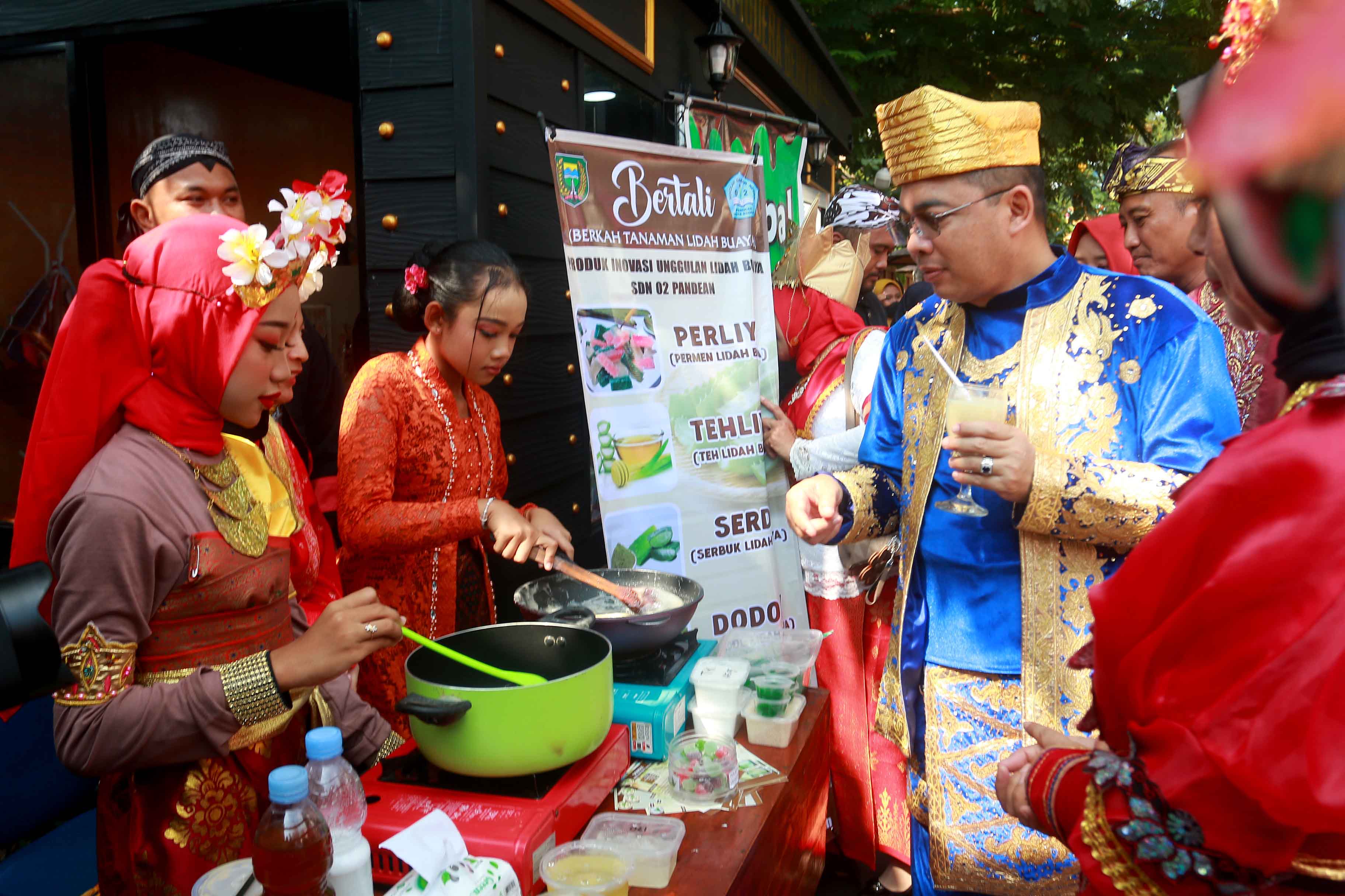 KREATIF: Carrissa Aisya Meddy saat berada di Festival Gelar Karya Pendidikan Kota Madiun 2024.&nbsp;(BAGAS BIMANTARA/RADAR MADIUN)