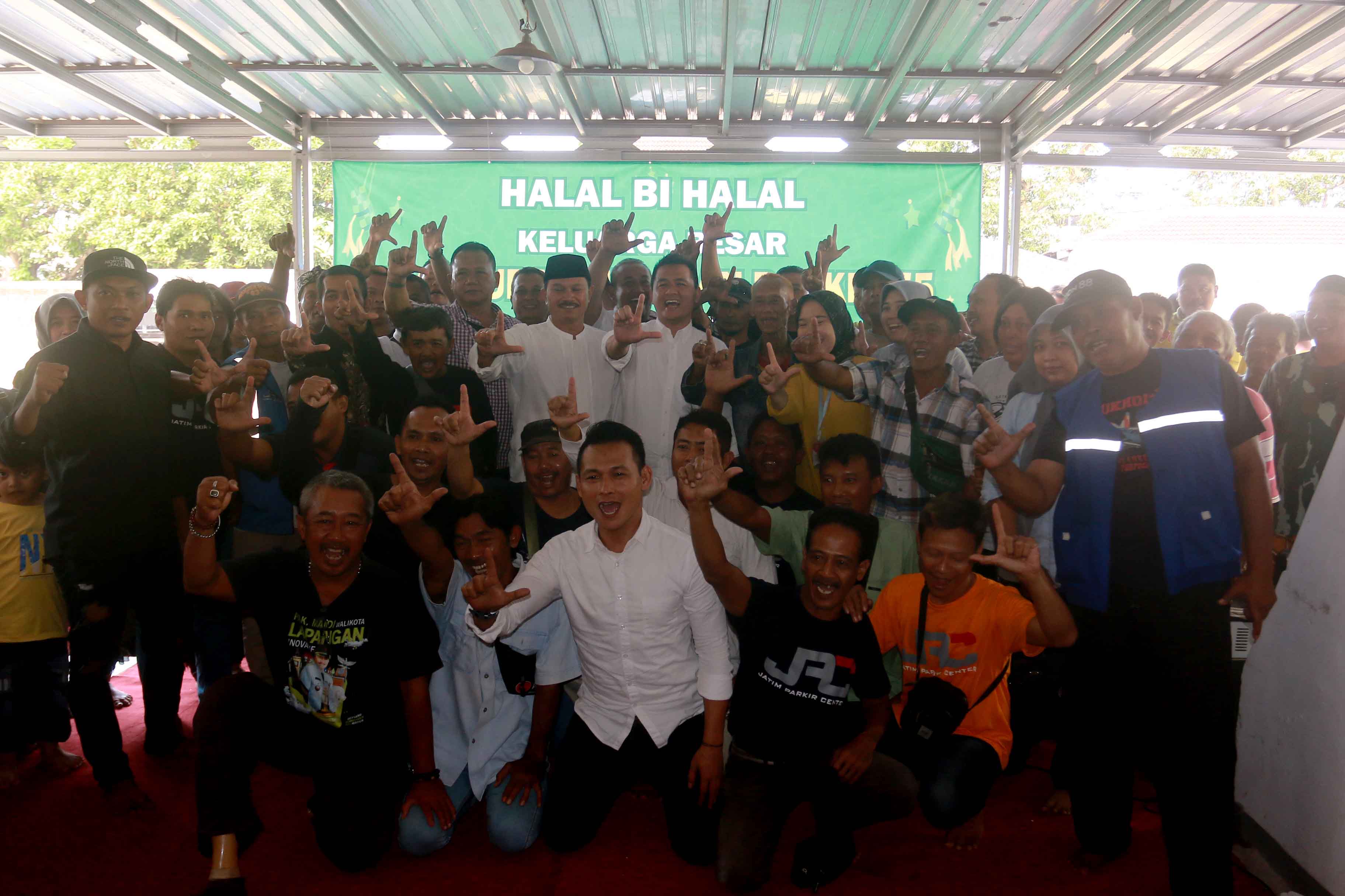 DI ATAS ANGIN: Mantan Wali Kota Madiun 2019&ndash;2024 Maidi saat menghadiri acara halalbihalal yang digelar Juragan Parkir 55 di Jalan dr Soetomo, Jumat (3/5). (BAGAS BIMANTARA/RADAR MADIUN)