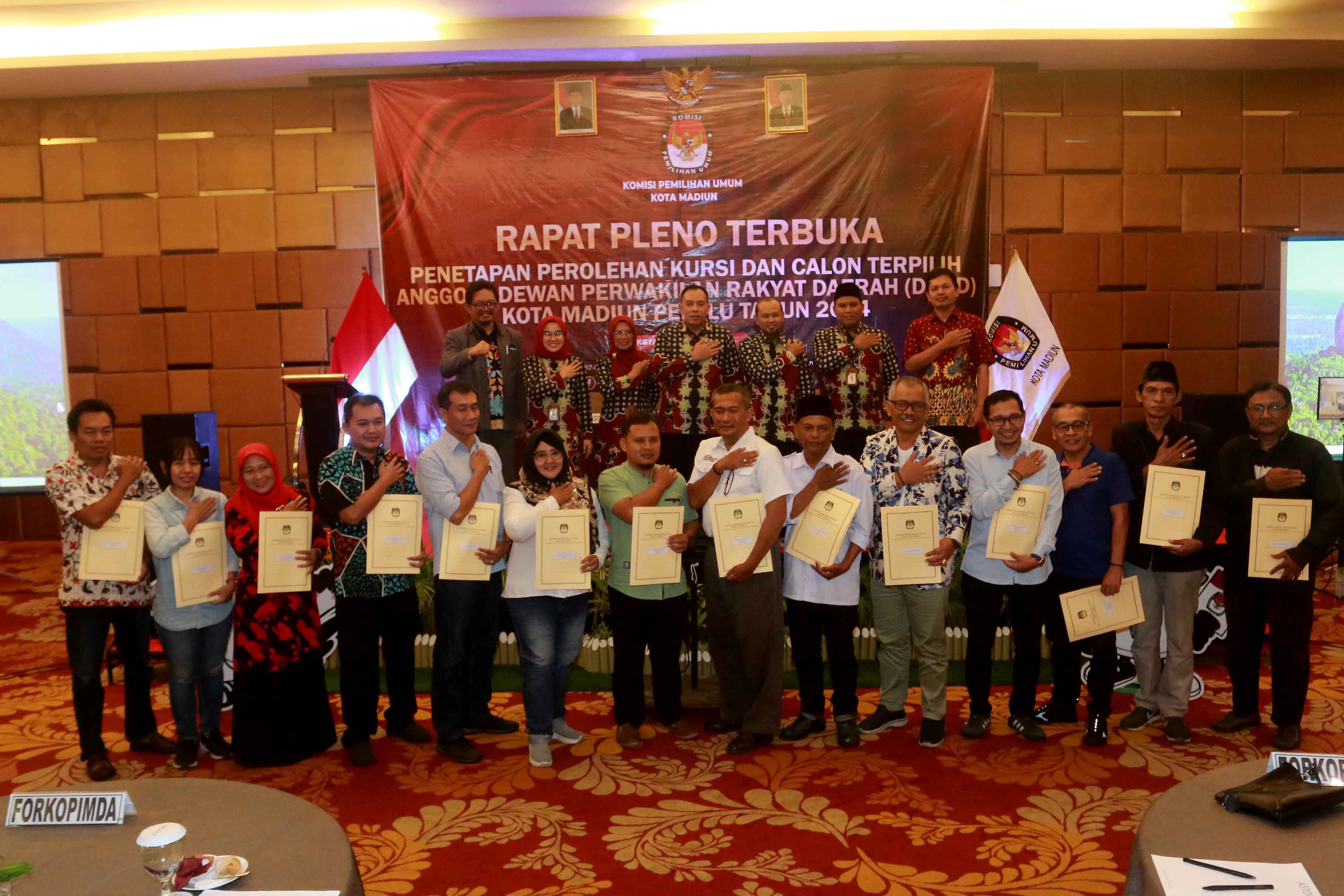 SAH: KPU Kota Madiun menyerahkan surat penetapan calon anggota legislatif terpilih kepada para pimpinan partai politik di Hotel Aston Madiun, Kamis (2/5) malam. (BAGAS BIMANTARA/JAWA POS RADAR MADIUN)