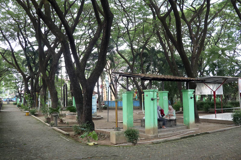 TERBUKA HIJAU: Kawasan taman kota menjadi tempat relokasi PKL Sor Jati barat stadion Batoro Katong yang terdampak pembangunan panggung ekraf.