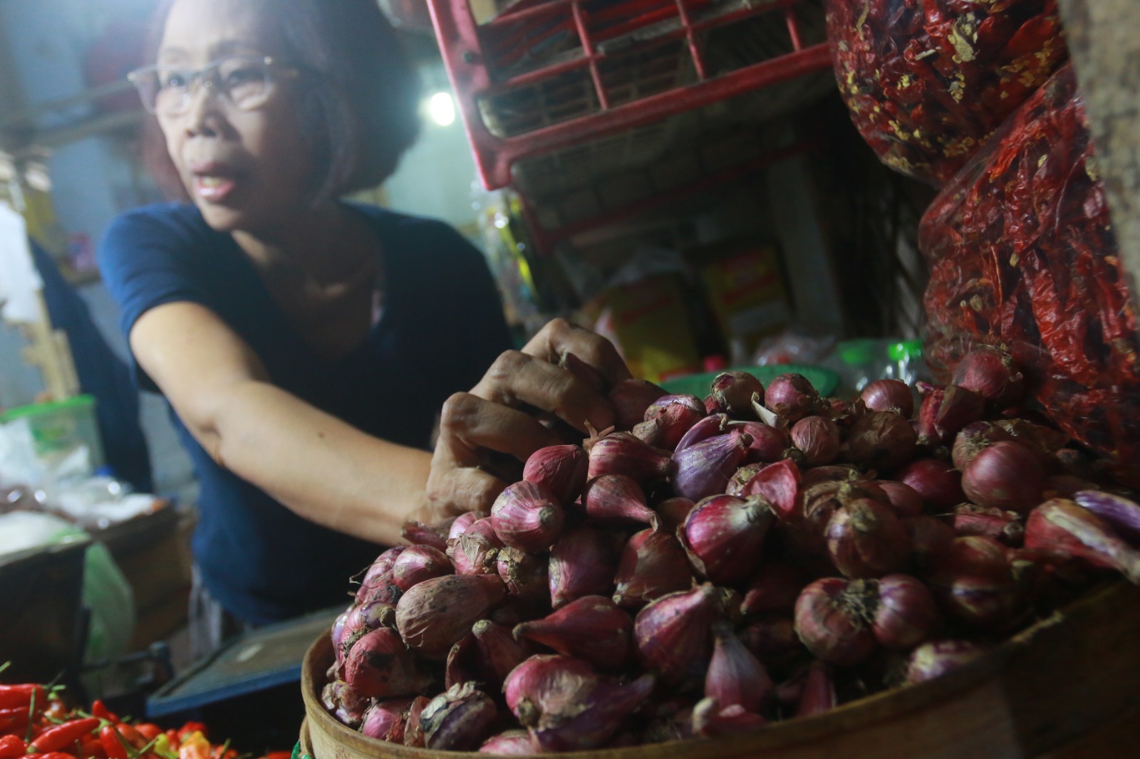 BUMBU DAPUR: Komoditas bawang merah menjadi penyumbang inflasi di Kota Madiun. Sebaliknya, beras mampu meredam melonjaknya inflasi. (BAGAS BIMANTARA/JAWA POS RADAR MADIUN)