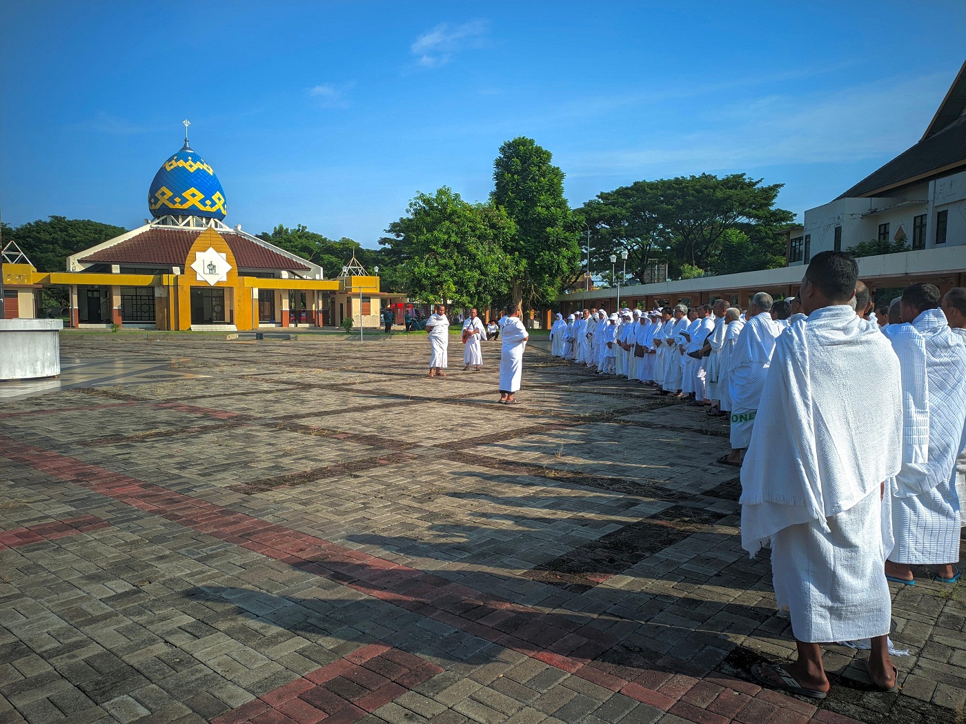 GLADHEN: Para CJH Kota Madiun ngleksanakake manasik haji sadurunge mangkat menyang Tanah Suci. (BAGAS BIMANTARA/RADAR MADIUN)