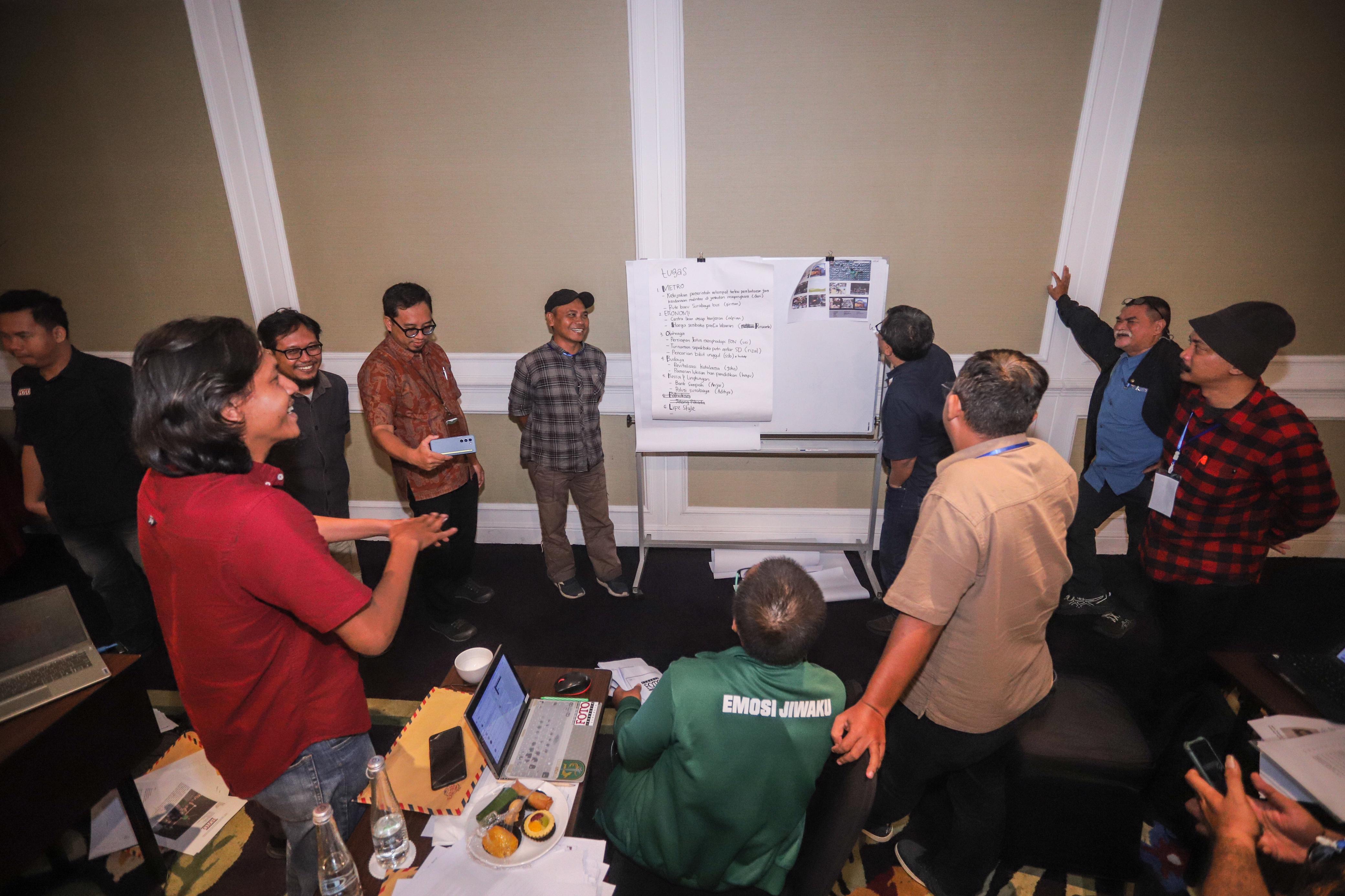 UJI KOMPETENSI: Belasan pewarta foto mengikuti UKW PFI di Surabaya, Jumat (3/5) hingga Sabtu (4/5). (PFI)