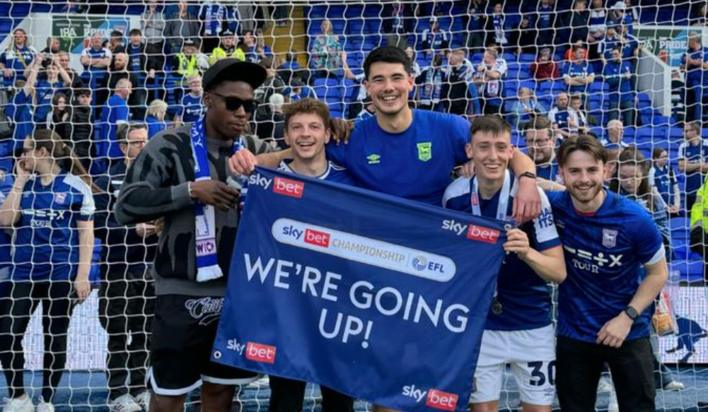 PROMOSI: Elkan Baggott merayakan promosi Ipswich ke Premier League musim depan. (INSTAGRAM)