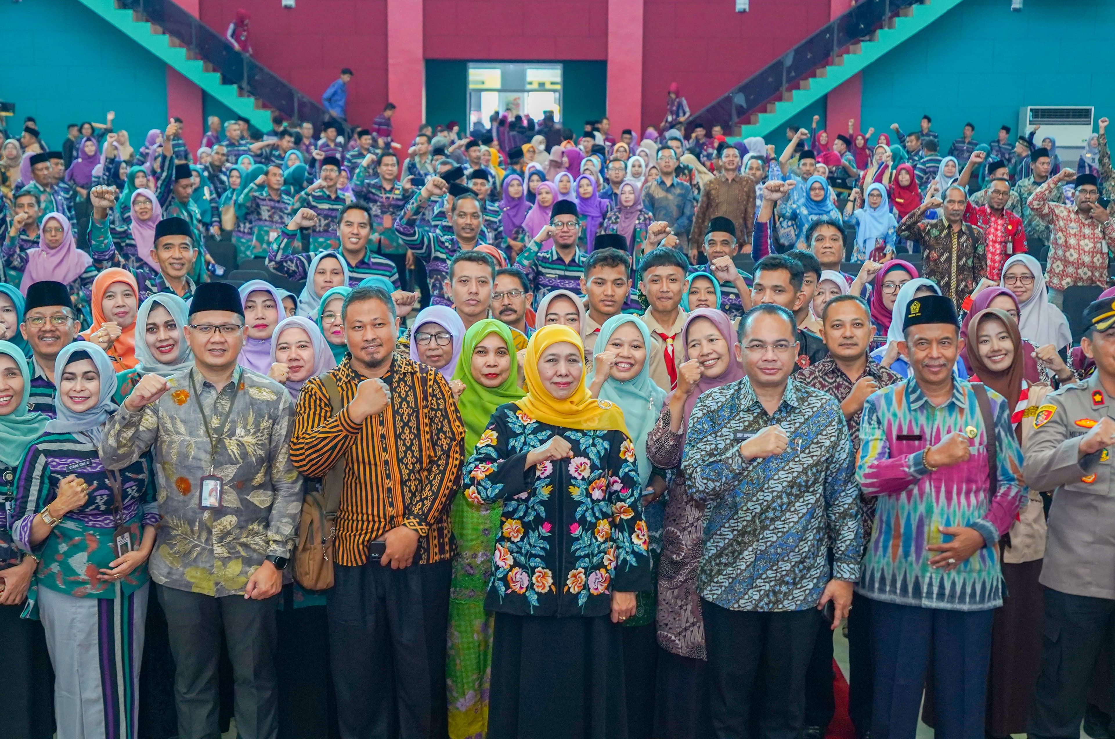 OPTIMIS: Khofifah Indah Parawansa bersama Kadindik Jatim Aries Agung Paewai, Pj Wali Kota Madiun Eddy Supriyanto, dan ribuan guru berfoto bersama. (ISTIMEWA)