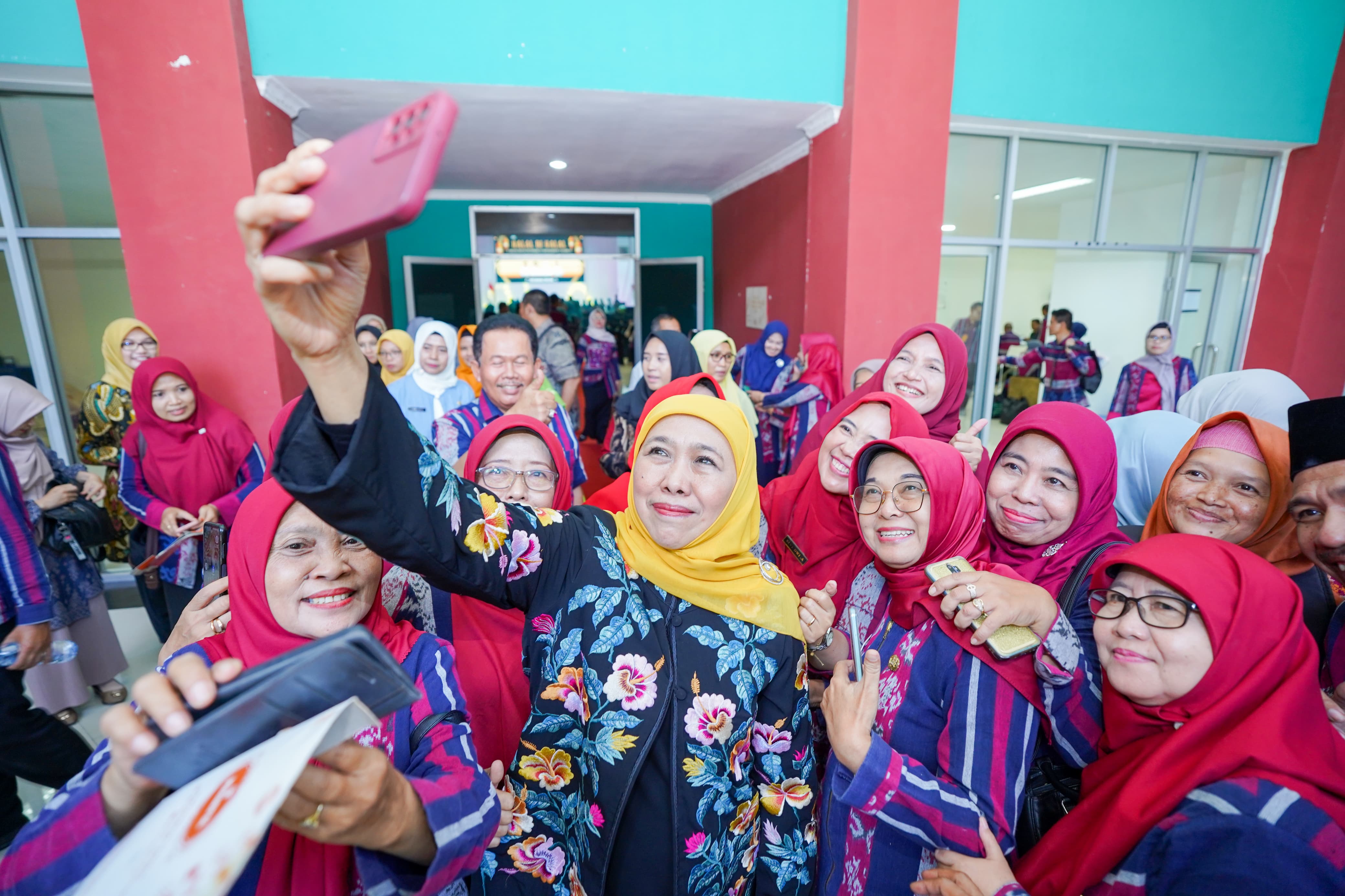 CERIA: Khofifah Indar Parawansa mengajak selfie para guru di tengah kegiatan Halalbihalal Cabdindik se-Bakorwil 1 Madiun.&nbsp;(ISTIMEWA)