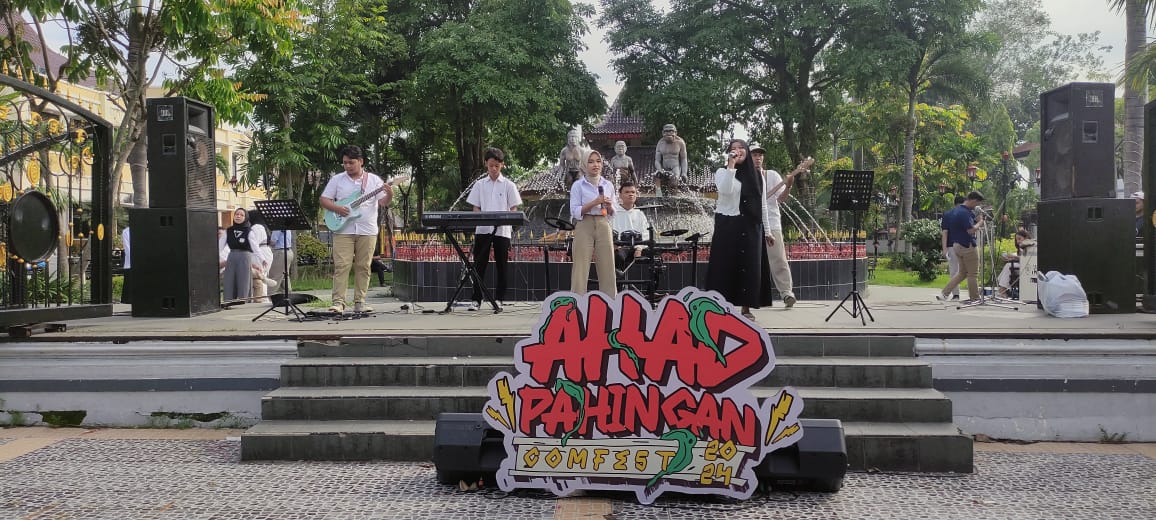 WADAH BEREKSPRESI: Pentas musik salah satu hiburan dalam event Ahad Pahingan di Alun-Alun, Merdeka, Ngawi, Minggu (5/5).&nbsp;(SATRIO JATI WASKITO/RADAR NGAWI)