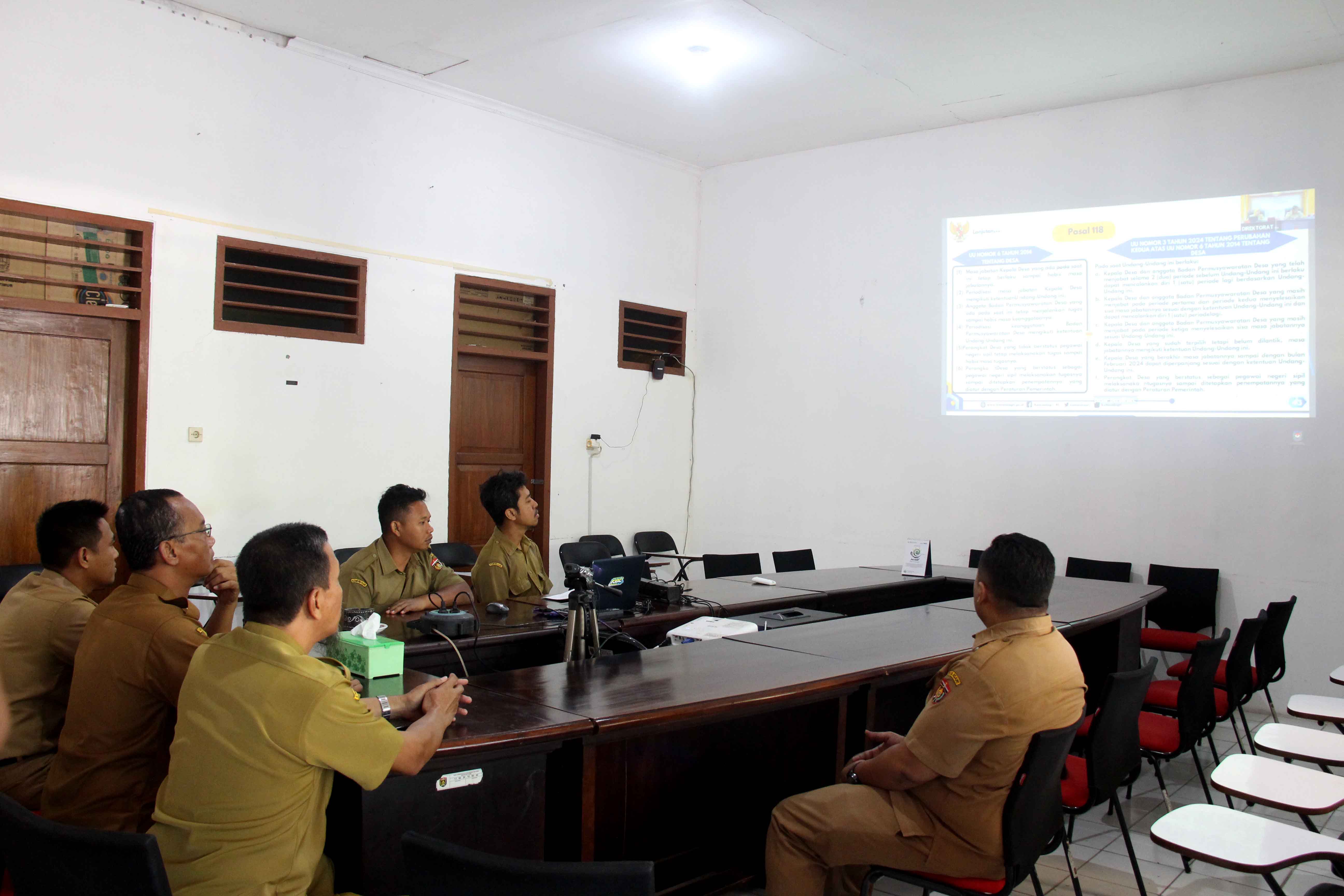 VIDEO TELEKONFERENSI: DPMD mengikuti sosialisasi UU 3/2024 tentang Desa dengan Kemendagri, Senin (6/5).&nbsp;(ASEP SYAEFUL BACHRI/RADAR NGAWI)