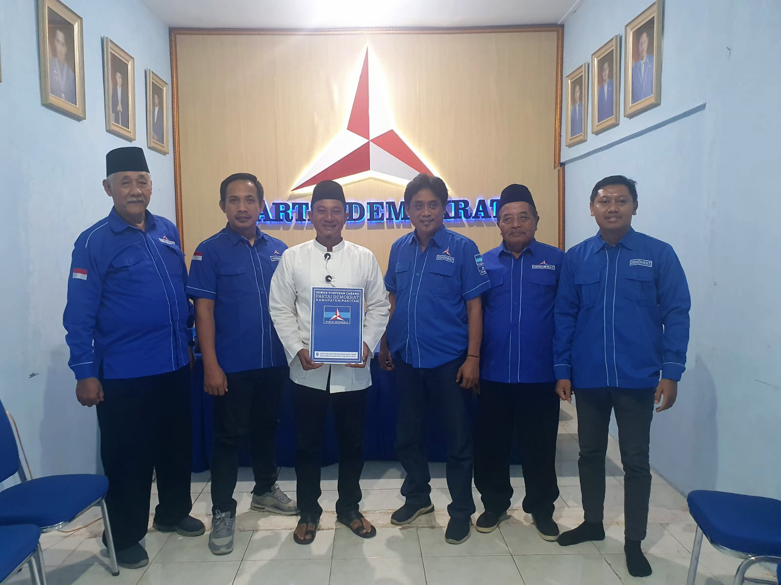 PETAHANA: Indrata Nur Bayuaji mengambil formulit pukul 10.00 di Sekretariat DPC Demokrat Pacitan kemarin (6/5). (NUR CAHYONO/RADAR PACITAN)