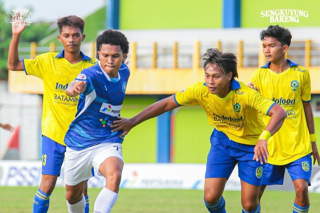 KETAT: Seorang pemain Persiku dikepung tiga pemain lawan.
