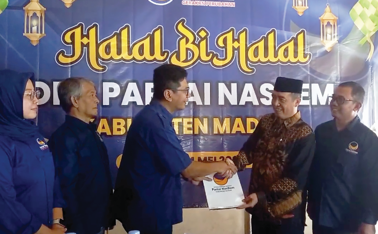 AMBIL REKOM: Hari Wur mengambil rekom macung Pilkada Madiun lewat Partai Nasdem. (ISTIMEWA)