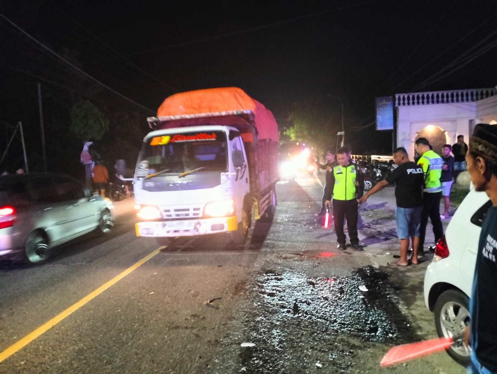TKP: Lokasi kecelakaan maut di depan Karaoke Crown, Dolopo, Madiun, Minggu (5/5) malam. (DIAN RAHAYU/RADAR MADIUN)