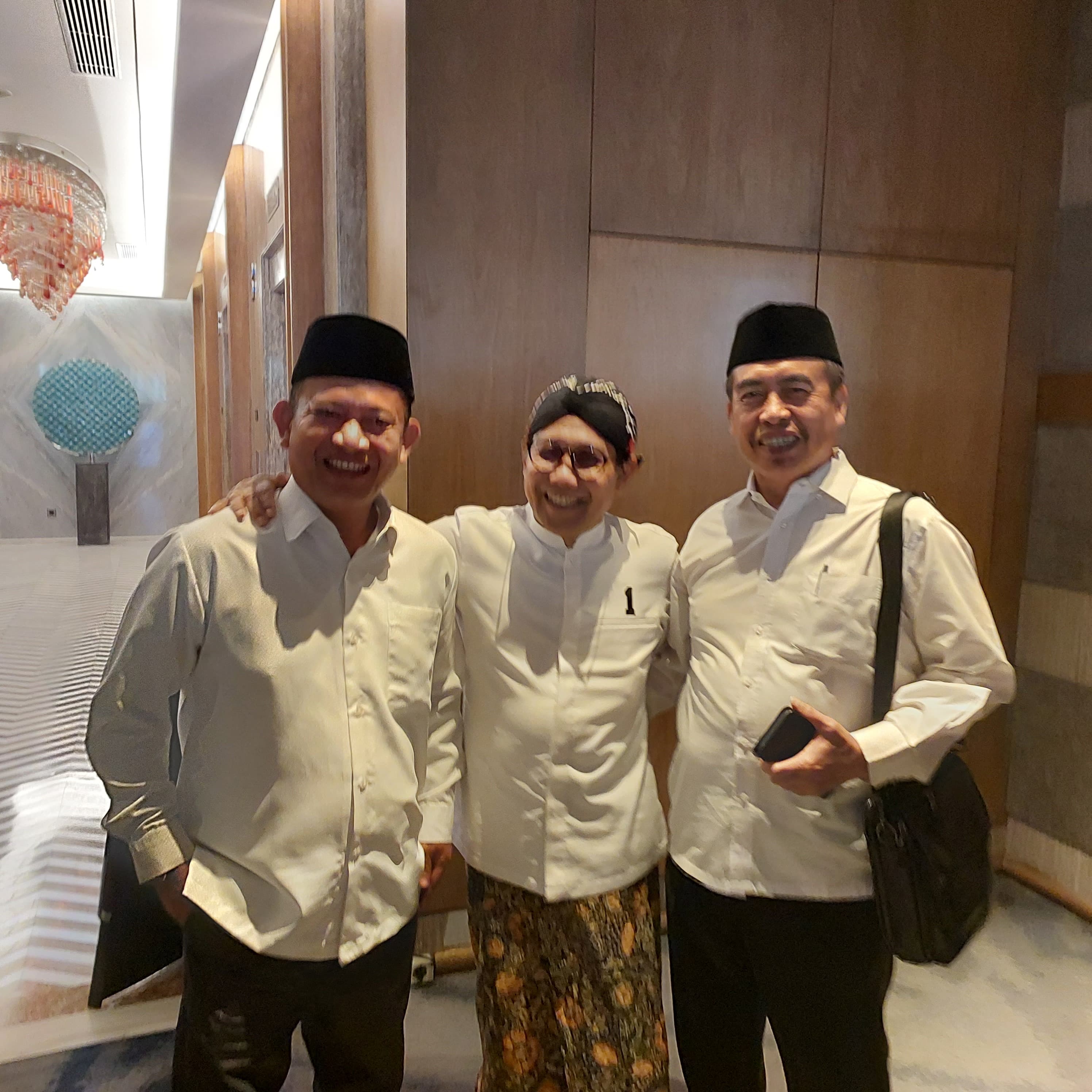 BEREDAR: Hari Wur-Dokter Pur dirangkul Mendes PDTT Abdul Halim Iskandar usai mengikuti pembekalan Bacakada oleh Ketua DPP PKB Muhaimin Iskandar di Hotel Vasa Surabaya, Sabtu (4/5) lalu.&nbsp;(ISTIMEWA)