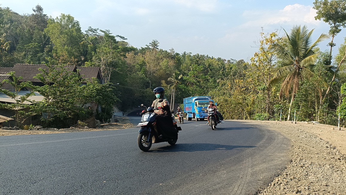 SALAH SIJI: Pemerintah pusat bakal ndandani dalan Ngadirejan-Bangunsari, Pacitan, taun iki. (NUR CAHYONO/RADAR MADIUN)