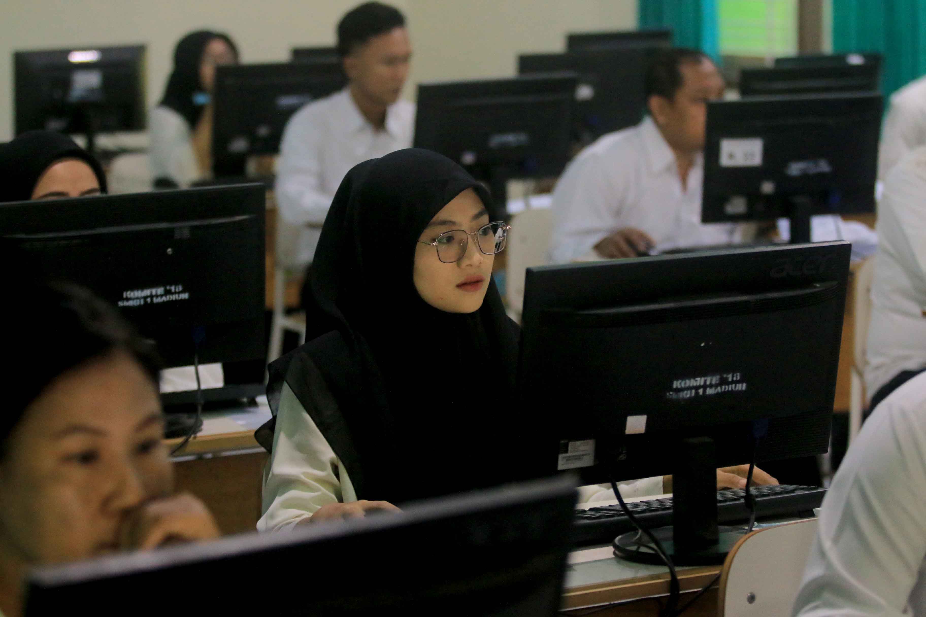 AD HOC: Para calon PPK mengikuti pelaksanaan tes berbasis komputer atau CAT di SMKN 1 Kota Madiun, Senin (6/5). (BAGAS BIMANTARA/RADAR MADIUN)