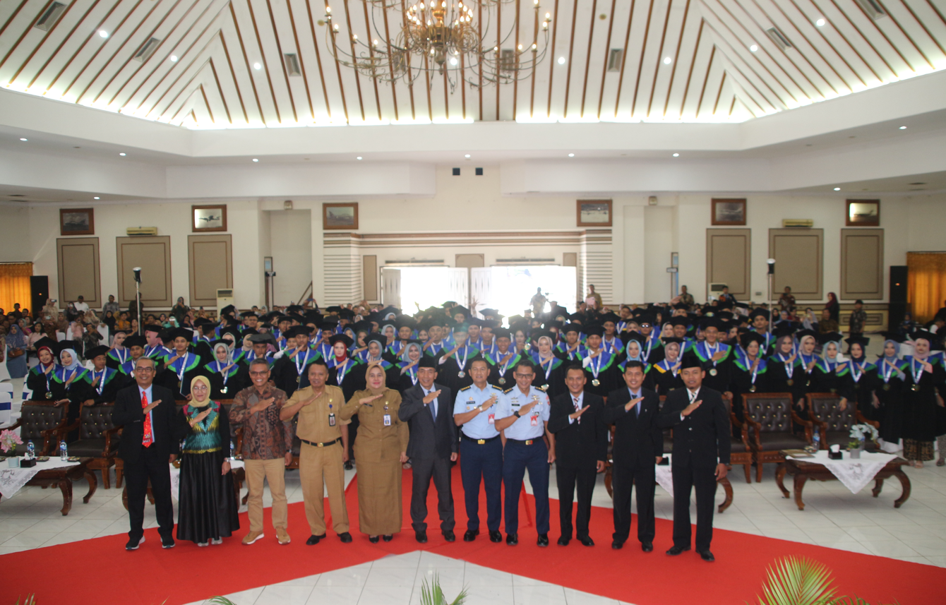 GENERASI EMAS: Kadispers Kolonel Nav Rudy Hartono, Kacabdindik Lena, dan Kepala SMAN 3 Taruna Angkasa Jawa Timur Agus Supriyono sukses menggelar wisuda taruna taruni SMAN 3 Taruna Angkasa Jawa Timur).