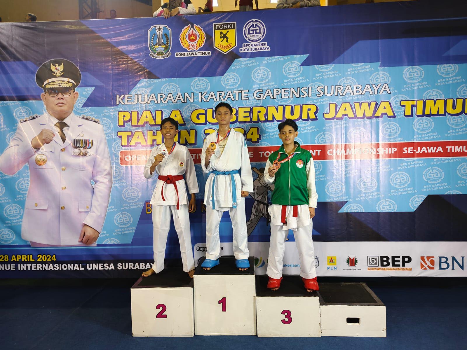 BERPRESTASI: Dua atlet karate binaan Denbekang V/1.B Madiun sabet juara Kejuaran Open dan Festival Karate Tournament Championship se-Jatim 2024. (ISTIMEWA)