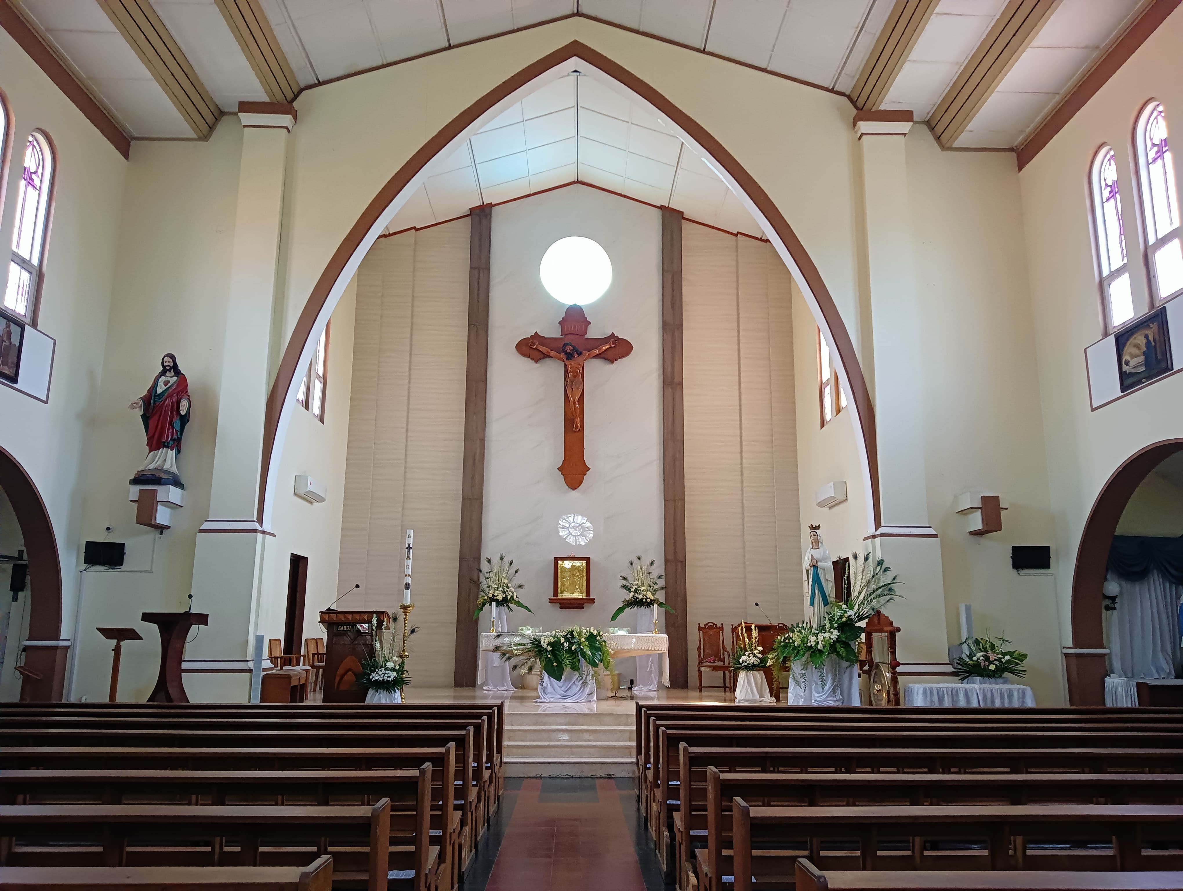 IBADAH: Gereja St Cornelius Madiun telah ditata rapi dan dibersihkan untuk peribadatan merayakan Kenaikan Isa Almasih besok (9/5).&nbsp;(ERLITA HERMININGSIH/RADAR MADIUN)