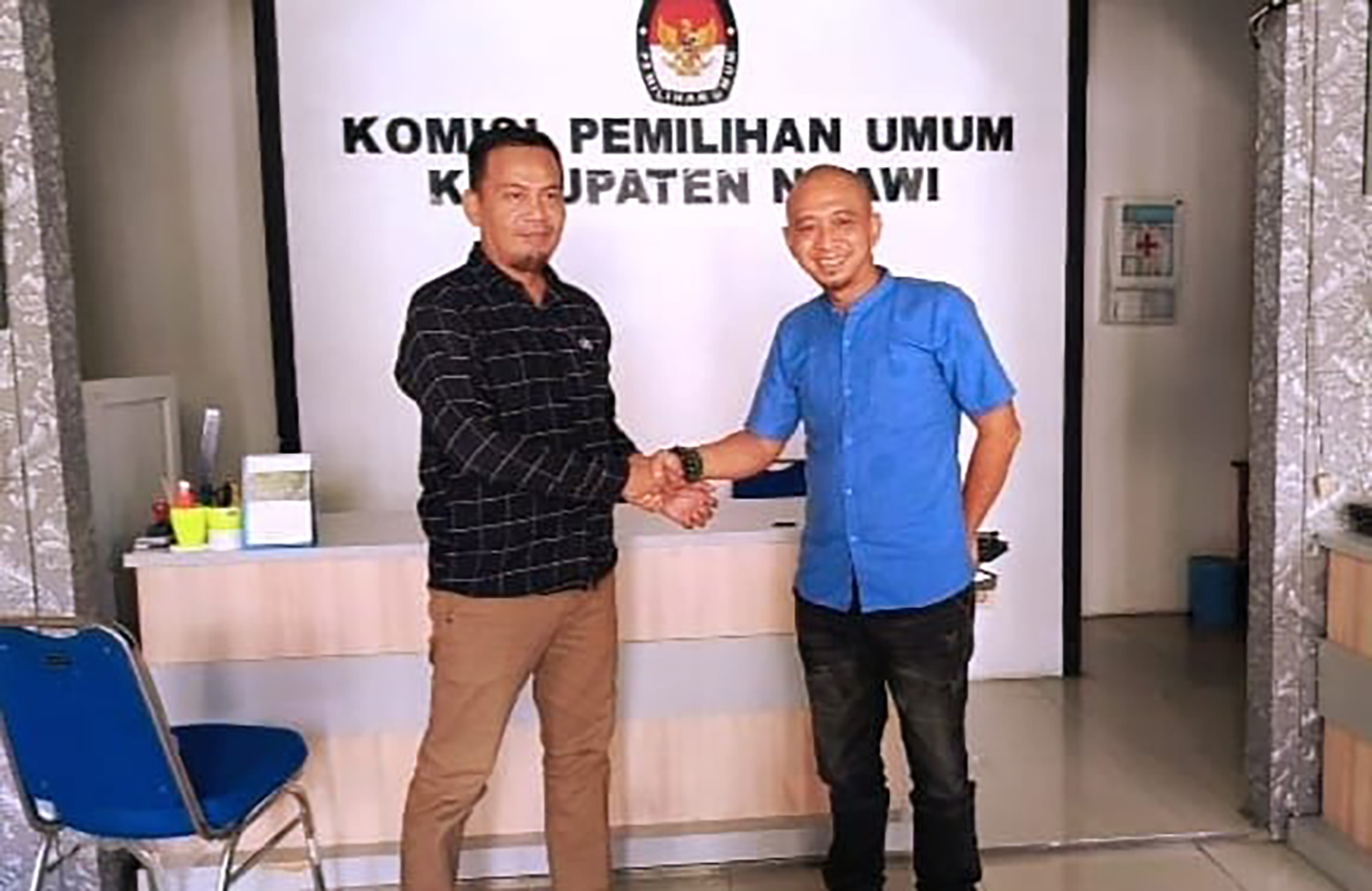 JELANG COBLOSAN BUPATI: Seorang pengusaha Jakarta asli Desa Selopuro, Pitu, mendatangi KPU Ngawi untuk konsultasi pendaftaran jalur perseorangan. (KPU NGAWI)